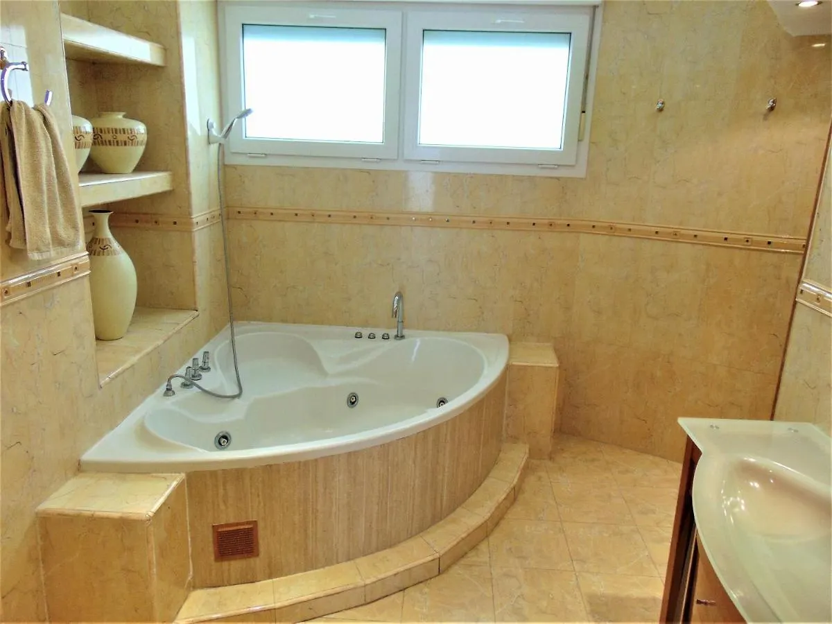 Beachfront, Two Bed- & Bathrooms, Private Parking Fuengirola 0*,