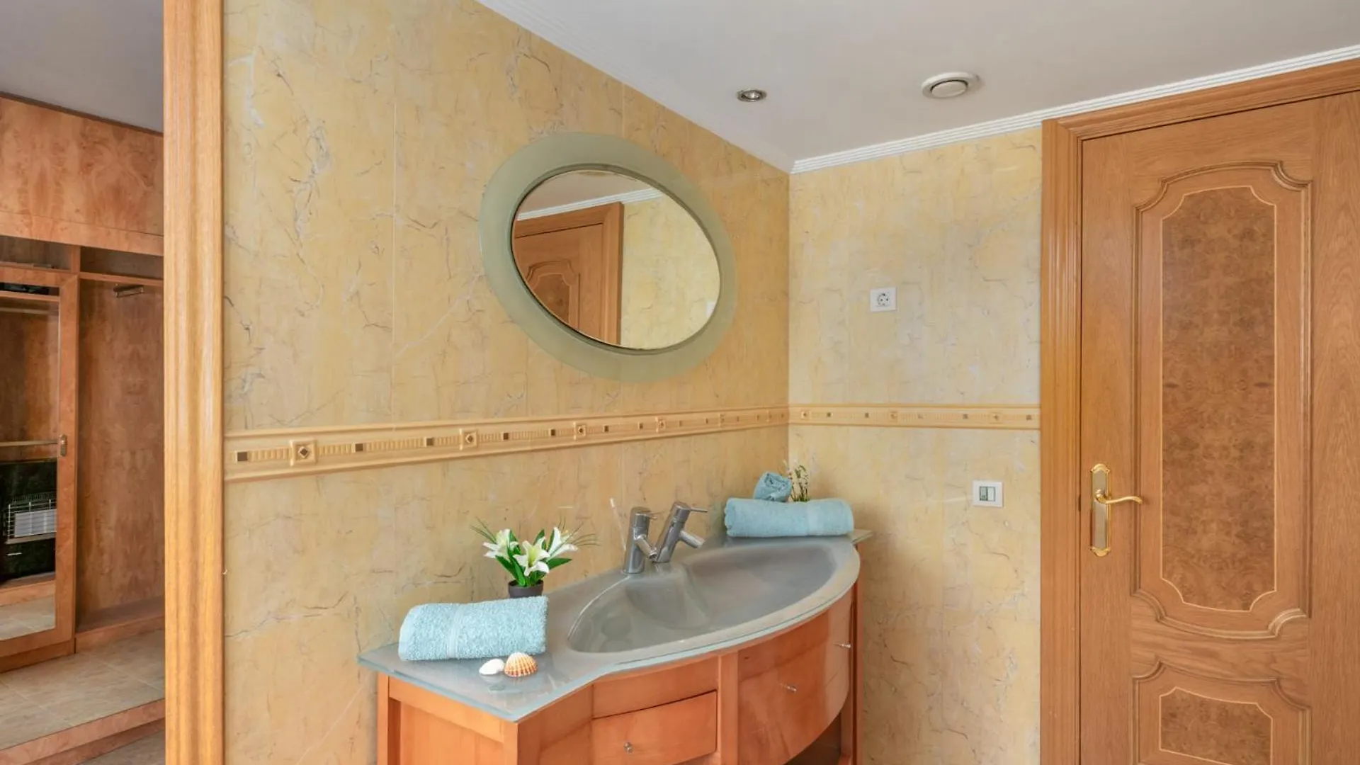 Beachfront, Two Bed- & Bathrooms, Private Parking Fuengirola Spain