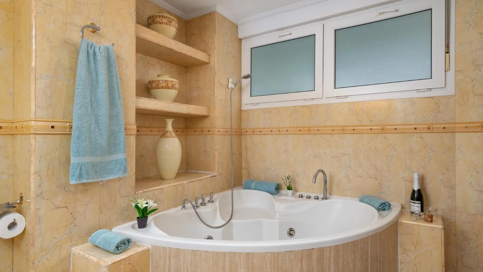 Beachfront, Two Bed- & Bathrooms, Private Parking Fuengirola